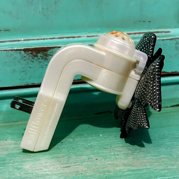 Bath and Body Works Wallflower Plug Halloween Bats Light Up Eyes - Picture 4 of 7